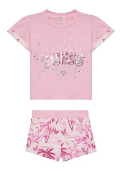 Guess Komplet t-shirt i spodenki A5GG13 K6YW4 Różowy Regular Fit ze sklepu MODIVO w kategorii Komplety dziewczęce - zdjęcie 181133132