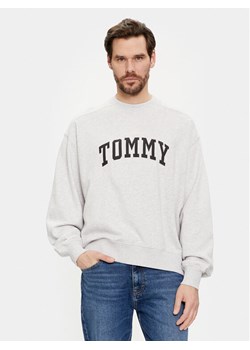 Tommy Jeans Bluza Varsity DM0DM18386 Szary Boxy Fit ze sklepu MODIVO w kategorii Bluzy męskie - zdjęcie 181133232