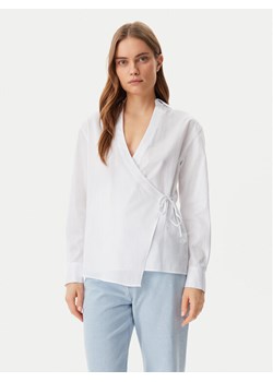 Calvin Klein Koszula K20K208226 Biały Regular Fit ze sklepu MODIVO w kategorii Koszule damskie - zdjęcie 181134140