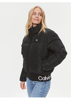 Calvin Klein Jeans Kurtka zimowa J20J222334 Czarny Relaxed Fit ze sklepu MODIVO w kategorii Kurtki damskie - zdjęcie 181134423