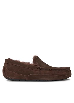 Ugg Kapcie M Ascot 1101110 Brązowy ze sklepu MODIVO w kategorii Kapcie męskie - zdjęcie 181135653