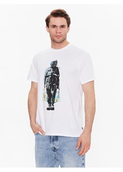 Guess T-Shirt Saceman M3GI79 K9RM3 Biały Regular Fit - id: 0000302198429 - marki Guess - 181135693 Guess T-Shirt Saceman M3GI79 K9RM3 Biały Regular Fit ze sklepu MODIVO w kategorii T-shirty męskie - zdjęcie 181135693