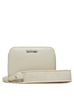 Calvin Klein Duży Portfel Damski Gracie K60K611688 Beżowy ze sklepu MODIVO w kategorii Portfele damskie - zdjęcie 181136573