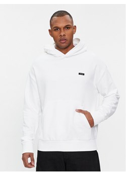 Calvin Klein Bluza K10K112748 Biały Comfort Fit ze sklepu MODIVO w kategorii Bluzy męskie - zdjęcie 181137444