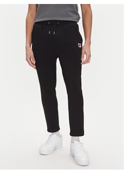 Fila Spodnie dresowe Lobbes FAM0922 Czarny Tapered Fit ze sklepu MODIVO w kategorii Spodnie męskie - zdjęcie 181137530