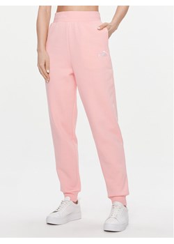 Puma Spodnie dresowe Ess+ Embroidery 670007 Różowy Regular Fit ze sklepu MODIVO w kategorii Spodnie damskie - zdjęcie 181137890