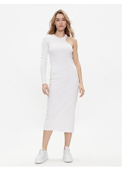Replay Sukienka dzianinowa W9074.000.23587 Biały Slim Fit ze sklepu MODIVO w kategorii Sukienki - zdjęcie 181137933