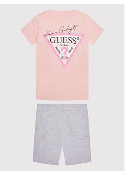 Guess Komplet t-shirt i szorty sportowe H1BJ10 K8HM0 Różowy Regular Fit ze sklepu MODIVO w kategorii Piżamy dziecięce - zdjęcie 181138182