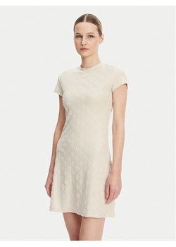 Guess Sukienka codzienna V5GK07 KCT02 Beżowy Regular Fit ze sklepu MODIVO w kategorii Sukienki - zdjęcie 181139164