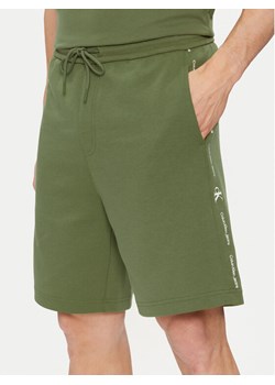 Calvin Klein Jeans Szorty sportowe Logo Repeat J30J325129 Zielony Regular Fit ze sklepu MODIVO w kategorii Spodenki męskie - zdjęcie 181139390