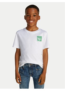 Calvin Klein Jeans T-Shirt Shifted IB0IB02351 Biały Regular Fit ze sklepu MODIVO w kategorii T-shirty chłopięce - zdjęcie 181139902