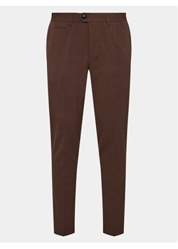 Lindbergh Chinosy 30-01011 Bordowy Slim Fit ze sklepu MODIVO w kategorii Spodnie męskie - zdjęcie 181140631