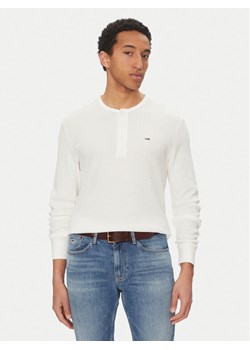 Tommy Jeans Longsleeve Henley DM0DM20379 Biały Regular Fit ze sklepu MODIVO w kategorii T-shirty męskie - zdjęcie 181140740