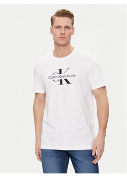 Calvin Klein Jeans T-Shirt Distrupted J30J325190 Biały Regular Fit ze sklepu MODIVO w kategorii T-shirty męskie - zdjęcie 181140764