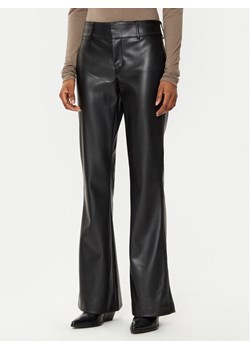 Gina Tricot Spodnie z imitacji skóry 23545 Czarny Regular Fit ze sklepu MODIVO w kategorii Spodnie damskie - zdjęcie 181141111