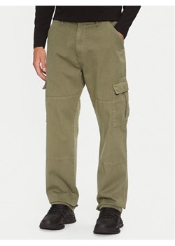 Guess Chinosy M4YB40 WGCV1 Khaki Regular Fit ze sklepu MODIVO w kategorii Spodnie męskie - zdjęcie 181141694