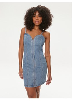 Guess Sukienka jeansowa Raye W4GK66 D4K30 Niebieski Bodycon Fit ze sklepu MODIVO w kategorii Sukienki - zdjęcie 181141821