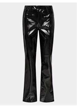 Gina Tricot Spodnie z imitacji skóry 21348 Czarny Regular Fit ze sklepu MODIVO w kategorii Spodnie damskie - zdjęcie 181142861