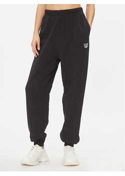 Reebok Spodnie dresowe Classics IL4639 Czarny Regular Fit ze sklepu MODIVO w kategorii Spodnie damskie - zdjęcie 181143343