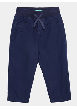 United Colors Of Benetton Joggery 4TV6GE00J Granatowy Relaxed Fit ze sklepu MODIVO w kategorii Spodnie chłopięce - zdjęcie 181144064