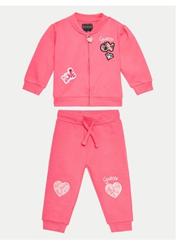 Guess Dres A4BG08 KAD73 Różowy Regular Fit ze sklepu MODIVO w kategorii Dresy dla niemowlaka - zdjęcie 181144121