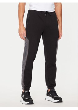 EA7 Emporio Armani Spodnie dresowe 6DPP71 PJVTZ 1200 Czarny Regular Fit ze sklepu MODIVO w kategorii Spodnie męskie - zdjęcie 181144692