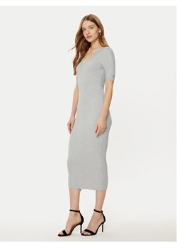 Guess Sukienka dzianinowa W5RK11 Z2V62 Szary Bodycon Fit ze sklepu MODIVO w kategorii Sukienki - zdjęcie 181144761