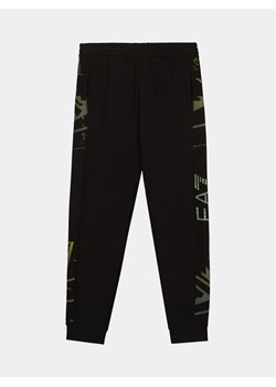 EA7 Emporio Armani Spodnie dresowe 6RBP55 BJEXZ 1200 Czarny Regular Fit ze sklepu MODIVO w kategorii Spodnie chłopięce - zdjęcie 181145670