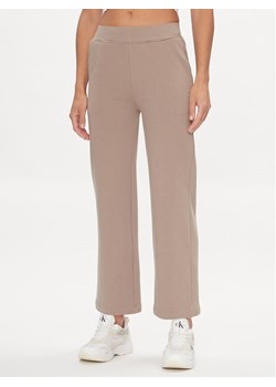Outhorn Spodnie dresowe OTHAW23TTROF484 Brązowy Regular Fit ze sklepu MODIVO w kategorii Spodnie damskie - zdjęcie 181145983
