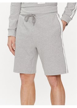 Tommy Hilfiger Szorty sportowe UM0UM03008 Szary Regular Fit ze sklepu MODIVO w kategorii Spodenki męskie - zdjęcie 181147654