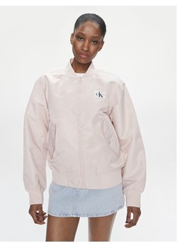 Calvin Klein Jeans Kurtka bomber J20J223034 Różowy Relaxed Fit ze sklepu MODIVO w kategorii Kurtki damskie - zdjęcie 181148502