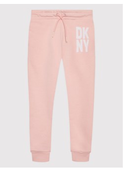 DKNY Spodnie dresowe D34A70 S Różowy Regular Fit ze sklepu MODIVO w kategorii Spodnie dziewczęce - zdjęcie 181148572