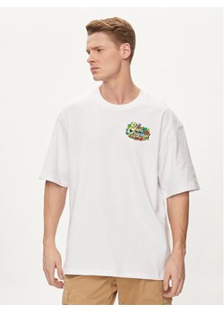 Vans T-Shirt Pray For Waves Loose Ss VN000JK3 Biały Regular Fit ze sklepu MODIVO w kategorii T-shirty męskie - zdjęcie 181149670