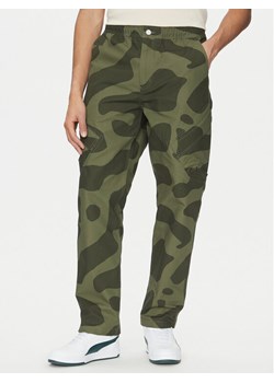 Nike Spodnie materiałowe FZ2060 Khaki Regular Fit ze sklepu MODIVO w kategorii Spodnie męskie - zdjęcie 181150111