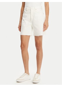 Calvin Klein Jeans Szorty jeansowe J20J225201 Biały Relaxed Fit ze sklepu MODIVO w kategorii Szorty - zdjęcie 181150812