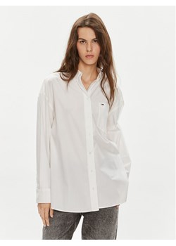 Tommy Jeans Koszula Essential DW0DW18659 Biały Oversize ze sklepu MODIVO w kategorii Koszule damskie - zdjęcie 181150891