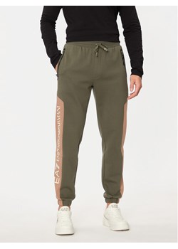EA7 Emporio Armani Spodnie dresowe 6DPP71 PJVTZ 1846 Zielony Regular Fit ze sklepu MODIVO w kategorii Spodnie męskie - zdjęcie 181150904