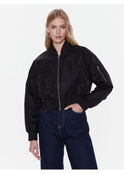 Calvin Klein Jeans Kurtka bomber J20J220343 Czarny Regular Fit ze sklepu MODIVO w kategorii Kurtki damskie - zdjęcie 181151814