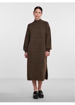 YAS Sukienka dzianinowa 26030704 Brązowy Loose Fit ze sklepu MODIVO w kategorii Sukienki - zdjęcie 181151933