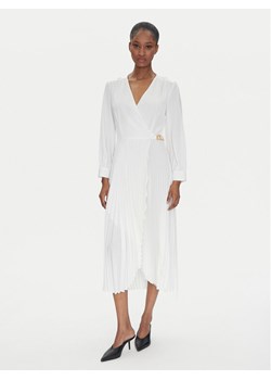 TWINSET Sukienka koktajlowa 251TP2420 Écru Loose Fit ze sklepu MODIVO w kategorii Sukienki - zdjęcie 181152062