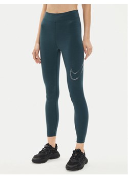 Nike Legginsy FB8766 Zielony Tight Fit ze sklepu MODIVO w kategorii Spodnie damskie - zdjęcie 181152390