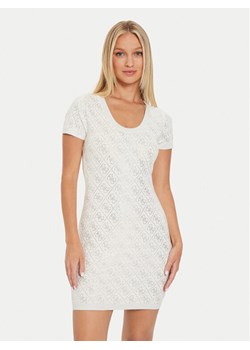 Guess Sukienka dzianinowa Paige W4YK28 Z3FN0 Écru Slim Fit ze sklepu MODIVO w kategorii Sukienki - zdjęcie 181152634