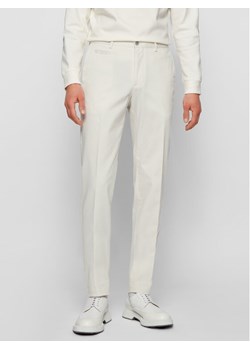 Boss Chinosy Broad1-W 50447070 Beżowy Slim Fit ze sklepu MODIVO w kategorii Spodnie męskie - zdjęcie 181152651