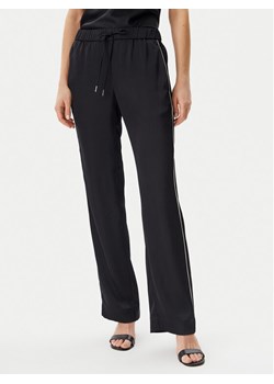 Calvin Klein Spodnie materiałowe K20K208365 Czarny Regular Fit ze sklepu MODIVO w kategorii Spodnie damskie - zdjęcie 181153882