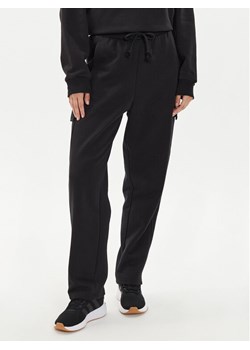 adidas Spodnie dresowe ALL SZN Fleece Cargo IW1215 Czarny Loose Fit ze sklepu MODIVO w kategorii Spodnie damskie - zdjęcie 181153981