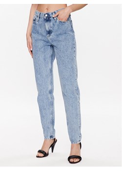 Calvin Klein Jeans Jeansy J20J221443 Niebieski Mom Fit ze sklepu MODIVO w kategorii Jeansy damskie - zdjęcie 181154390