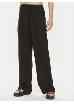 Gina Tricot Spodnie materiałowe 19770 Czarny Regular Fit ze sklepu MODIVO w kategorii Spodnie damskie - zdjęcie 181155354