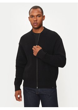 Calvin Klein Jeans Sweter J30J326198 Czarny Regular Fit ze sklepu MODIVO w kategorii Swetry męskie - zdjęcie 181155504