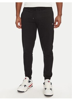 Tommy Jeans Spodnie dresowe Flag DM0DM20473 Czarny Slim Fit ze sklepu MODIVO w kategorii Spodnie męskie - zdjęcie 181156173