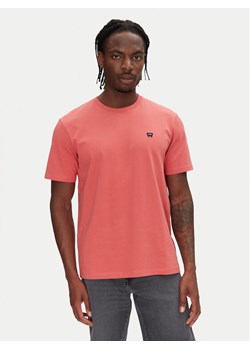 Wrangler T-Shirt Sign Off 112362687 Czerwony Regular Fit ze sklepu MODIVO w kategorii T-shirty męskie - zdjęcie 181156274
